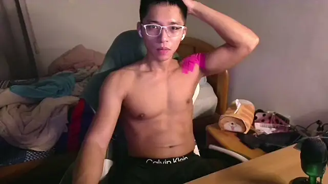 iron0401 online show from February 26, 5:13 pm