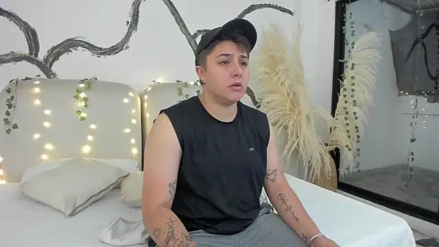 Snapshot of IanGilbert chatting on December 18, 7:24 am IanGilbert online show from December 18, 7:24 am