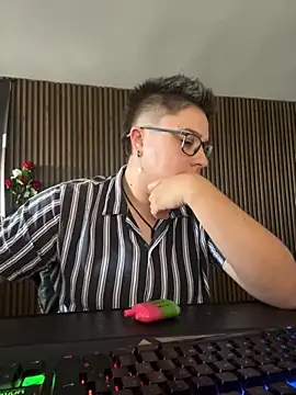 Snapshot of IanGilbert chatting on December 1, 5:36 pm IanGilbert online show from December 1, 5:36 pm