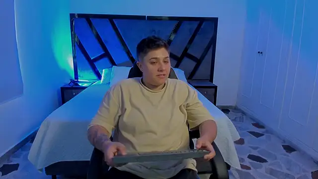 Snapshot of IanGilbert chatting on November 28, 8:20 pm IanGilbert online show from November 28, 8:20 pm