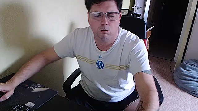 Snapshot of blueandwhite1 chatting on February 21, 3:32 pm blueandwhite1 online show from February 21, 3:32 pm