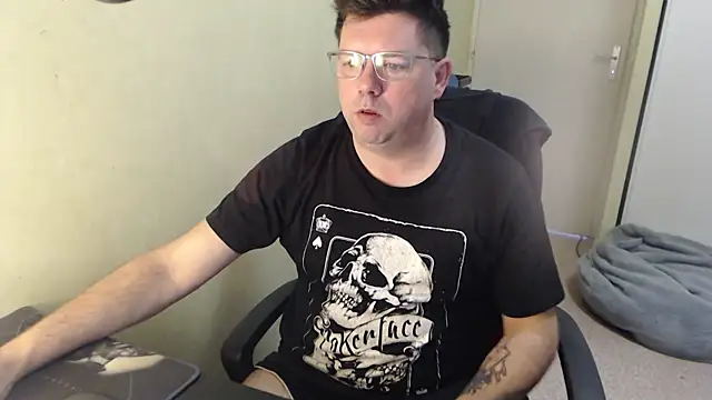 Snapshot of blueandwhite1 chatting on March 12, 8:19 am blueandwhite1 online show from March 12, 8:19 am