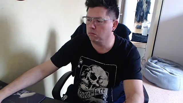 Snapshot of blueandwhite1 chatting on March 12, 11:21 am blueandwhite1 online show from March 12, 11:21 am