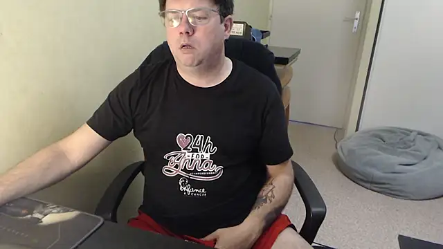 Snapshot of blueandwhite1 chatting on March 8, 8:44 am blueandwhite1 online show from March 8, 8:44 am