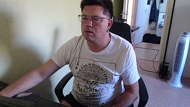 Snapshot of blueandwhite1 chatting on September 18, 2:20 pm blueandwhite1 online show from September 18, 2:20 pm