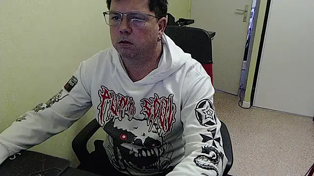 Snapshot of blueandwhite1 chatting on November 18, 3:48 pm blueandwhite1 online show from November 18, 3:48 pm