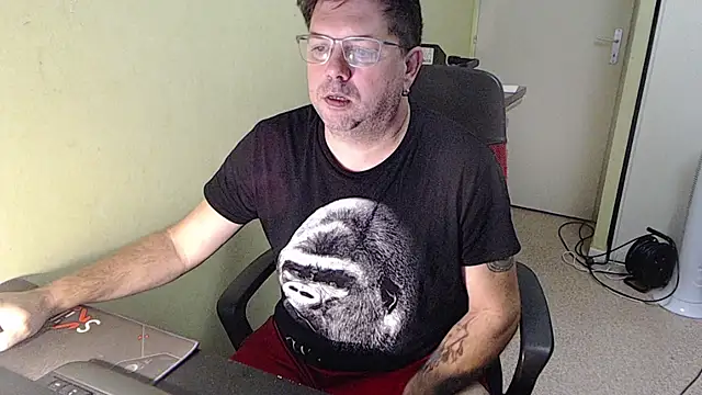 Snapshot of blueandwhite1 chatting on November 1, 8:52 am blueandwhite1 online show from November 1, 8:52 am