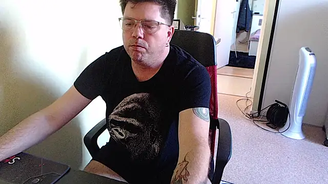 Snapshot of blueandwhite1 chatting on October 16, 3:20 pm blueandwhite1 online show from October 16, 3:20 pm