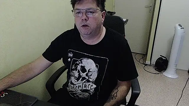 Snapshot of blueandwhite1 chatting on November 10, 4:12 pm blueandwhite1 online show from November 10, 4:12 pm