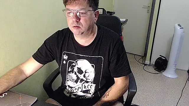 Snapshot of blueandwhite1 chatting on November 11, 8:31 am blueandwhite1 online show from November 11, 8:31 am