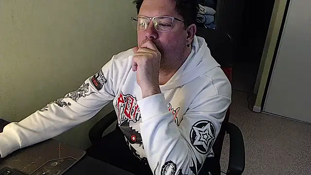 Snapshot of blueandwhite1 chatting on February 8, 10:40 pm blueandwhite1 online show from February 8, 10:40 pm