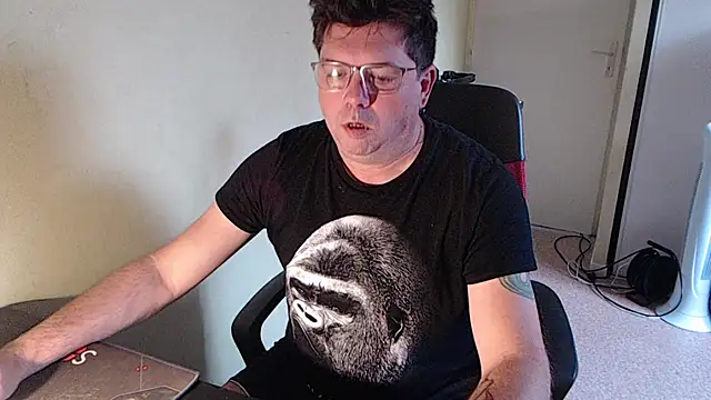 Snapshot of blueandwhite1 chatting on October 8, 7:21 am blueandwhite1 online show from October 8, 7:21 am