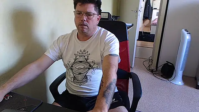 Snapshot of blueandwhite1 chatting on October 18, 9:22 am blueandwhite1 online show from October 18, 9:22 am