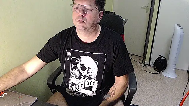 Snapshot of blueandwhite1 chatting on November 12, 9:02 am blueandwhite1 online show from November 12, 9:02 am