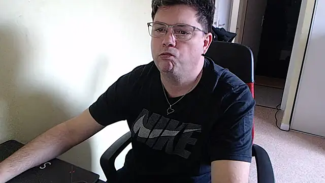 Snapshot of blueandwhite1 chatting on February 1, 12:58 pm blueandwhite1 online show from February 1, 12:58 pm