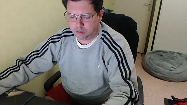 Snapshot of blueandwhite1 chatting on March 1, 8:21 pm blueandwhite1 online show from March 1, 8:21 pm