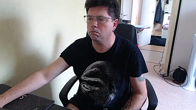 Snapshot of blueandwhite1 chatting on October 9, 2:50 pm blueandwhite1 online show from October 9, 2:50 pm