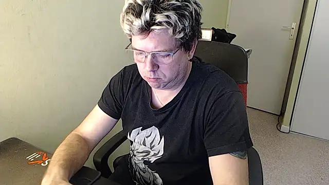 Snapshot of blueandwhite1 chatting on January 27, 4:43 pm blueandwhite1 online show from January 27, 4:43 pm