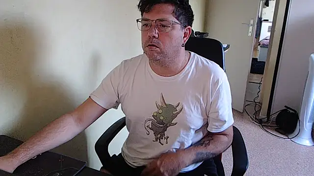 Snapshot of blueandwhite1 chatting on October 11, 7:09 am blueandwhite1 online show from October 11, 7:09 am