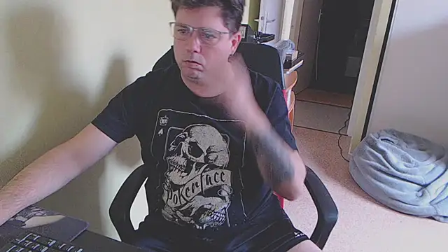 Snapshot of blueandwhite1 chatting on February 13, 3:45 pm blueandwhite1 online show from February 13, 3:45 pm