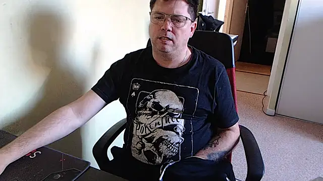 Snapshot of blueandwhite1 chatting on February 2, 4:11 pm blueandwhite1 online show from February 2, 4:11 pm