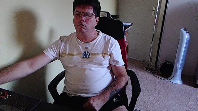 Snapshot of blueandwhite1 chatting on October 13, 4:52 pm blueandwhite1 online show from October 13, 4:52 pm