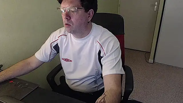 blueandwhite1 online show from February 25, 7:41 am