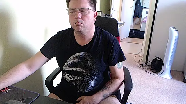 Snapshot of blueandwhite1 chatting on October 15, 2:58 pm blueandwhite1 online show from October 15, 2:58 pm