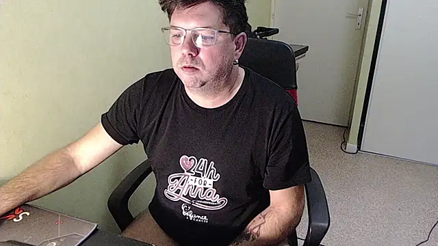 Snapshot of blueandwhite1 chatting on November 20, 3:56 pm blueandwhite1 online show from November 20, 3:56 pm