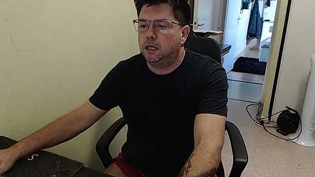 Snapshot of blueandwhite1 chatting on October 1, 7:02 am blueandwhite1 online show from October 1, 7:02 am