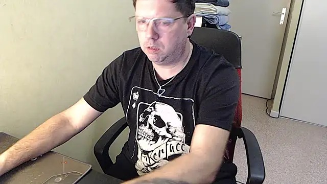 Snapshot of blueandwhite1 chatting on February 3, 5:24 pm blueandwhite1 online show from February 3, 5:24 pm