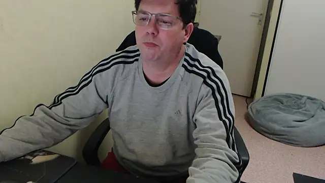 Snapshot of blueandwhite1 chatting on March 7, 8:44 pm blueandwhite1 online show from March 7, 8:44 pm