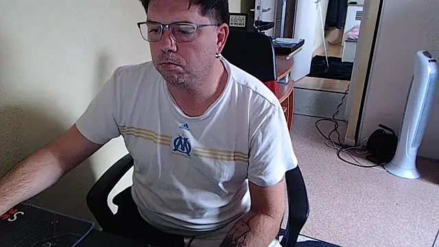 Snapshot of blueandwhite1 chatting on November 6, 4:00 pm blueandwhite1 online show from November 6, 4:00 pm