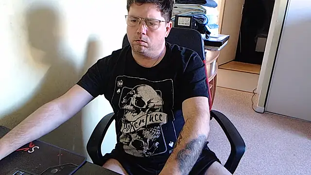 Snapshot of blueandwhite1 chatting on February 4, 3:57 pm blueandwhite1 online show from February 4, 3:57 pm