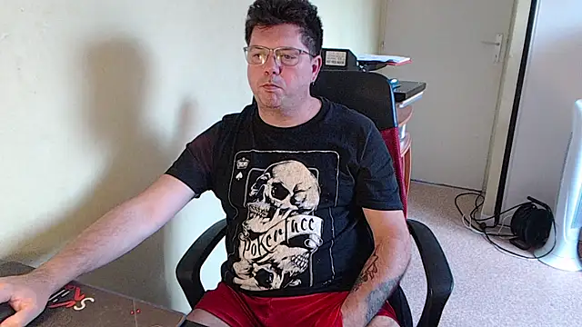 Snapshot of blueandwhite1 chatting on October 4, 7:54 am blueandwhite1 online show from October 4, 7:54 am