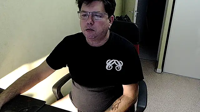 Snapshot of blueandwhite1 chatting on December 3, 8:36 am blueandwhite1 online show from December 3, 8:36 am