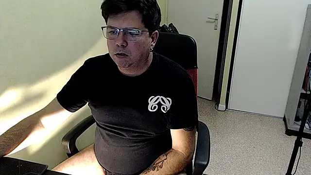 Snapshot of blueandwhite1 chatting on December 2, 3:58 pm blueandwhite1 online show from December 2, 3:58 pm