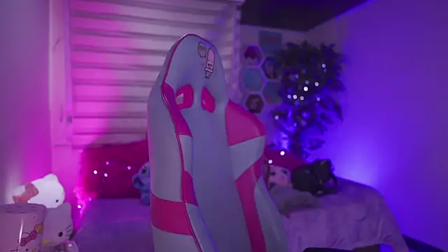  chloe moons  online show from November 5, 9:40 pm