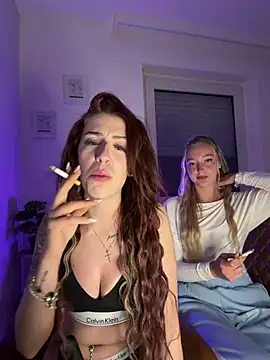 Snapshot of lisapeperoni chatting on June 15, 9:25 pm lisapeperoni online show from June 15, 9:25 pm
