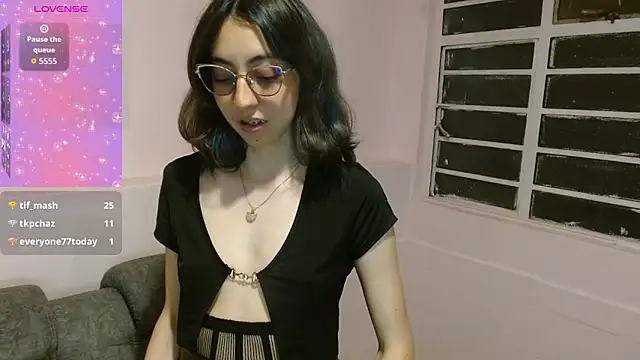 Snapshot of AnnieSparkle chatting on November 6, 11:42 pm AnnieSparkle online show from November 6, 11:42 pm