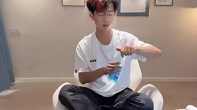Snapshot of STxuguanhan chatting on October 1, 9:03 am STxuguanhan online show from October 1, 9:03 am