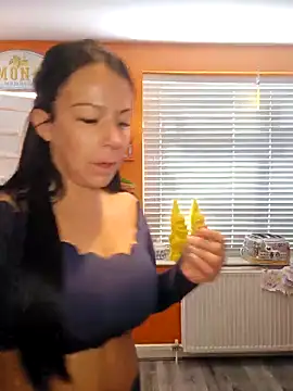 Snapshot of Filthymaddymilfy25 chatting on May 6, 8:18 am Filthymaddymilfy25 online show from May 6, 8:18 am