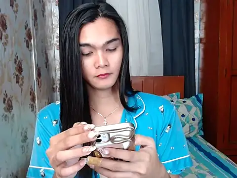 lady in moon online show from October 16, 6:10 am