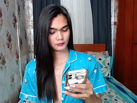 lady in moon online show from October 9, 1:00 pm