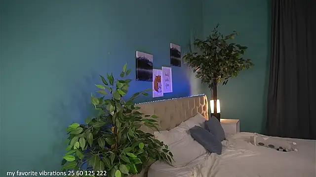 Lisafoxy  online show from June 25, 12:30 am