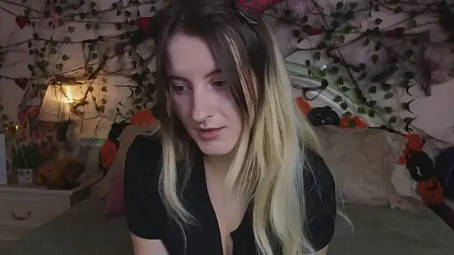 Snapshot of Sonia_Meow chatting on October 25, 6:01 am Sonia Meow online show from October 25, 6:01 am