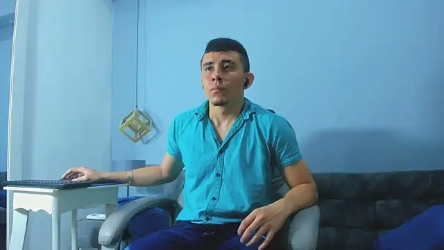 Snapshot of Eross_Santy chatting on May 4, 5:49 pm Eross Santy online show from May 4, 5:49 pm