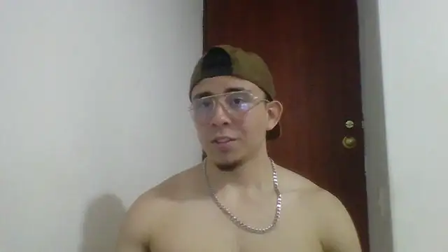 Snapshot of Eross_Santy chatting on June 17, 12:21 am Eross Santy online show from June 17, 12:21 am