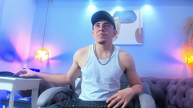 Snapshot of Eross_Santy chatting on July 8, 7:25 pm Eross Santy online show from July 8, 7:25 pm