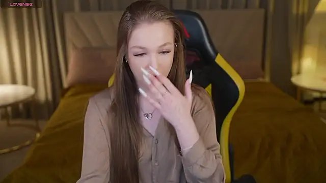 Ella 054 online show from February 3, 7:30 pm